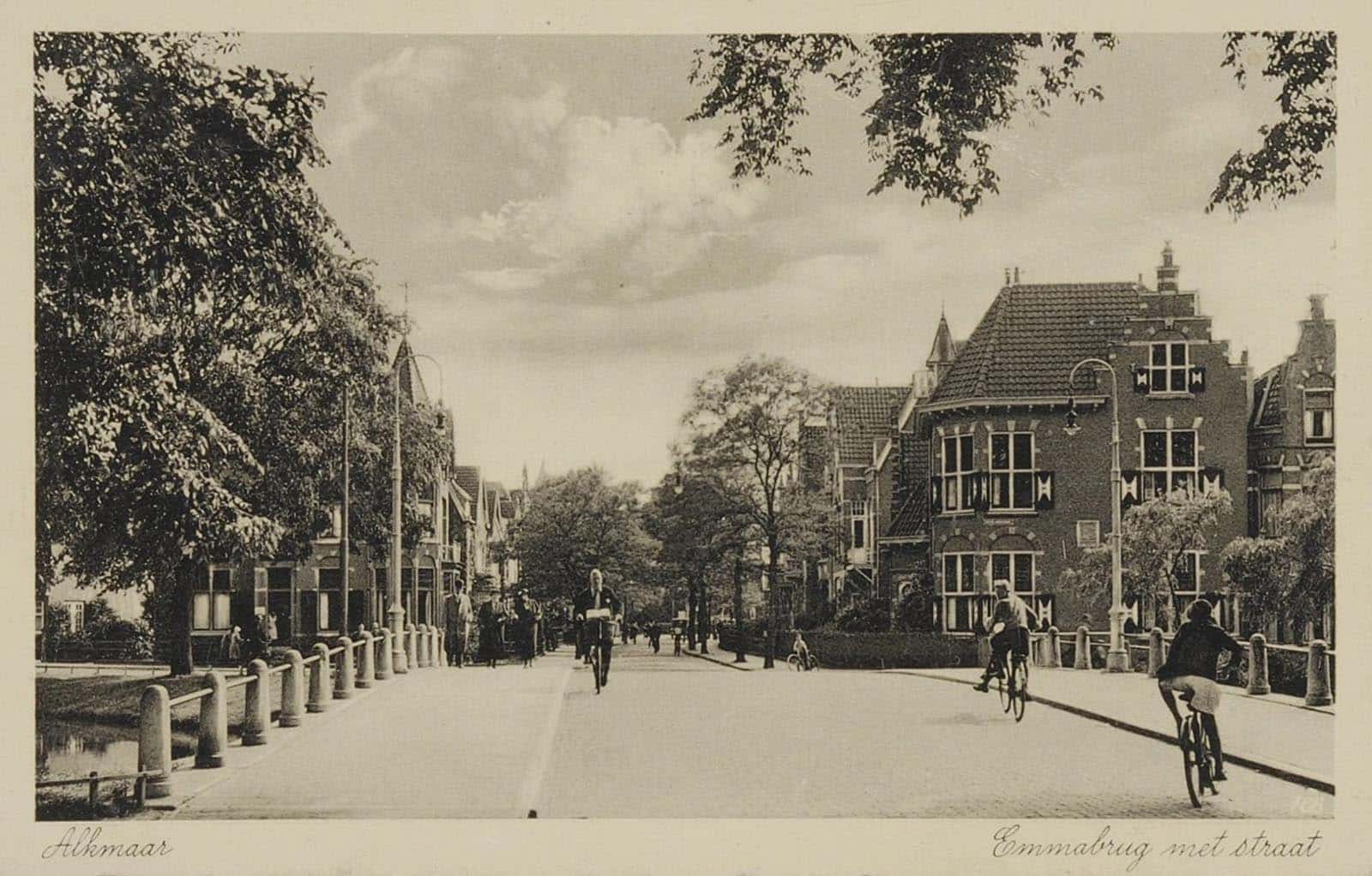 Prentbriefkaart van de Emmabrug over de Nieuwlandersingel met rechts Villa Holland. Circa 1942.
