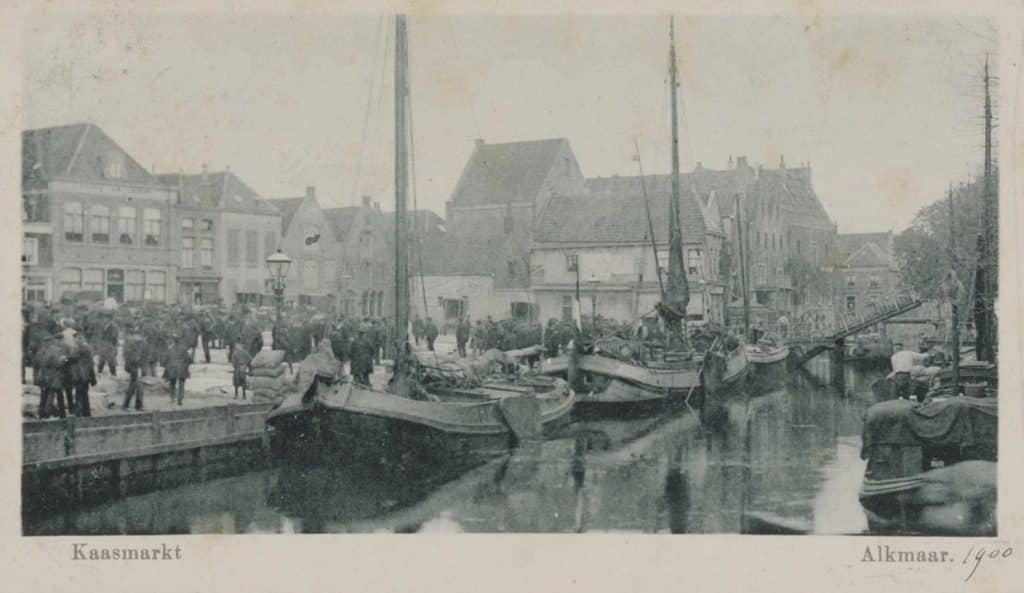 Prentbriefkaart. Het Waagplein tijdens de vrijdagse Kaasmarkt rechts Bierbrouwerij de Boom. Circa 1902.