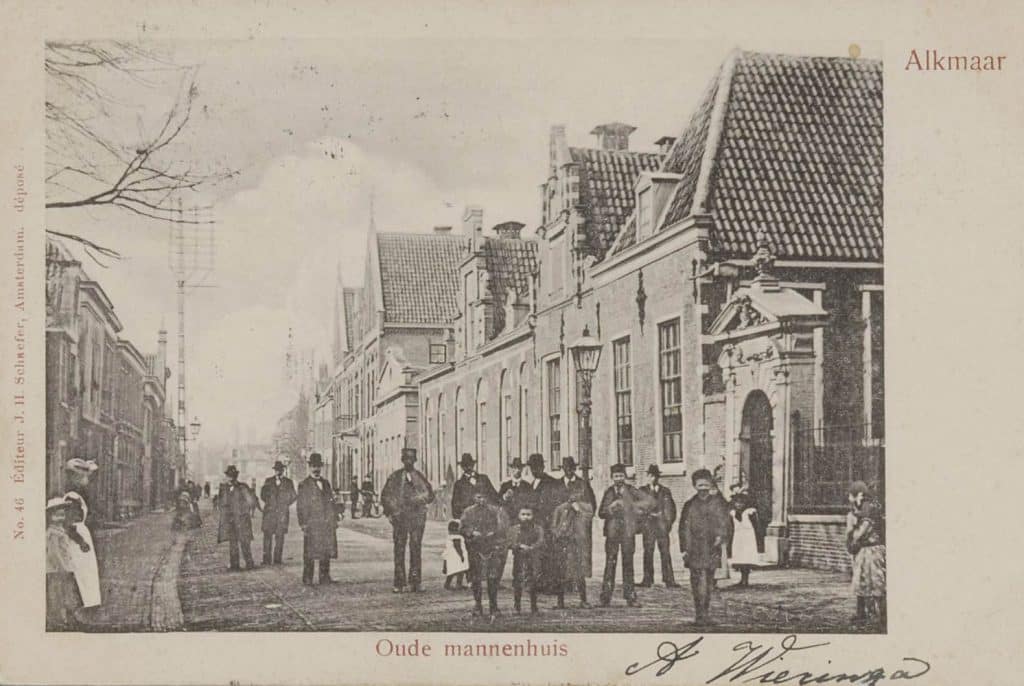 Prentbriefkaart van het Hof van Sonoy en het Huis van Achten op de Gedempte Nieuwesloot. Links de telefoonmast van Pot. Circa 1901.
