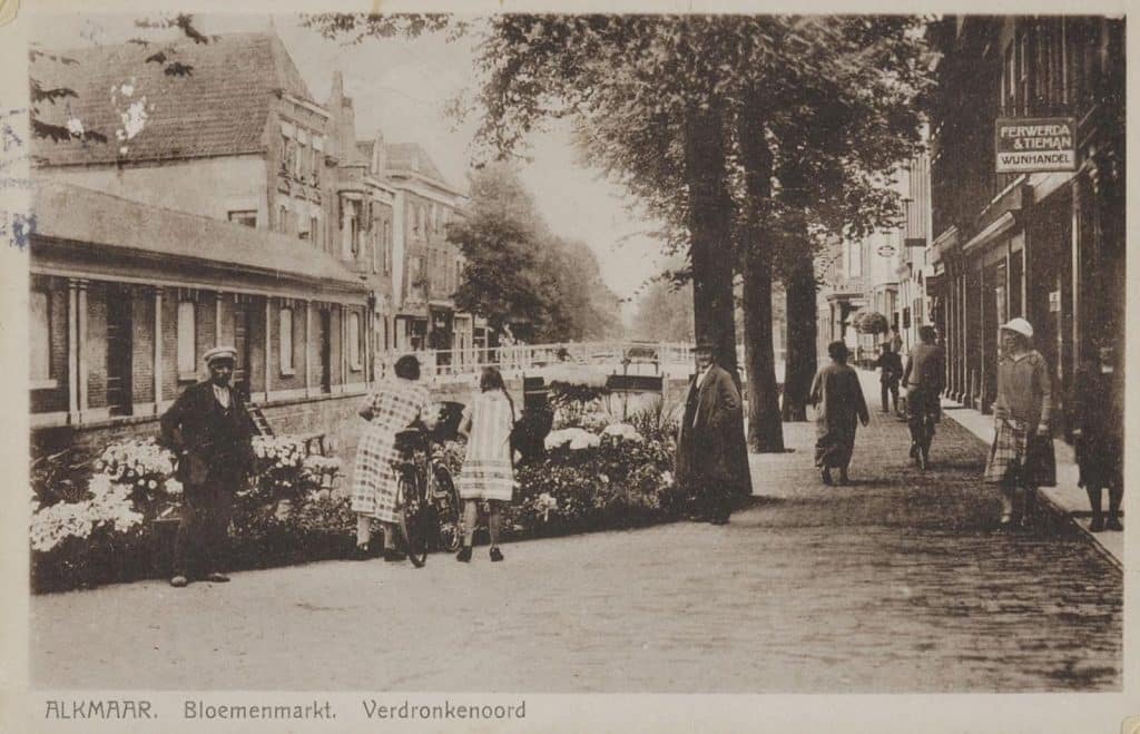 Prentbriefkaart Kraanbuurt met de bloemenmarkt. Links de Visbanken. Circa 1928.