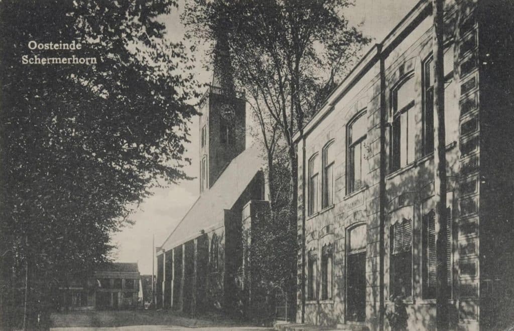 Prentbriefkaart van het straatbeeld rond 1920 met de Grote Kerk van Schermerhorn.