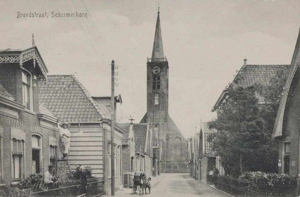 Prentbriefkaart van het straatbeeld rond 1920 met de Grote Kerk van Schermerhorn.