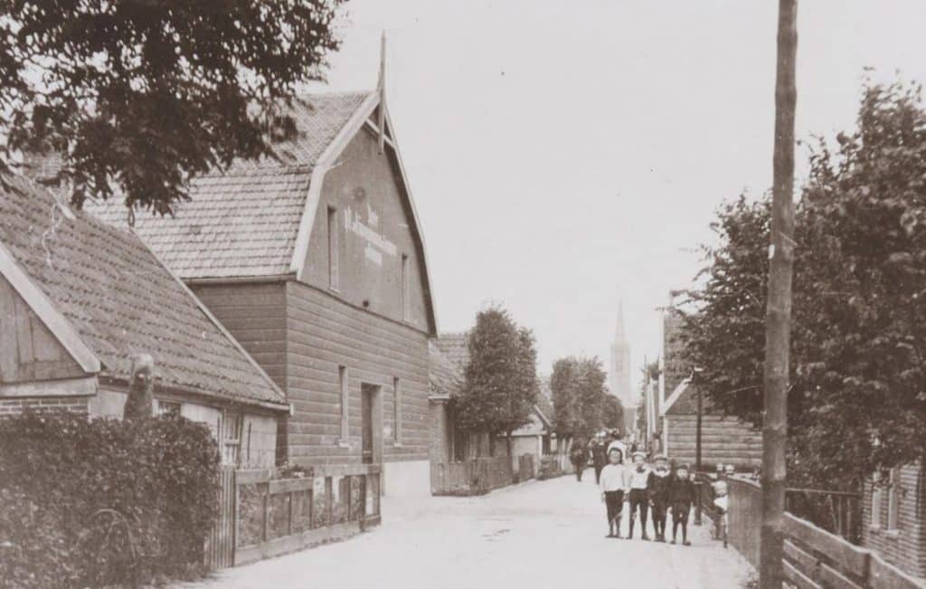 Prentbriefkaart van het straatbeeld rond 1920 met de Grote Kerk van Schermerhorn.