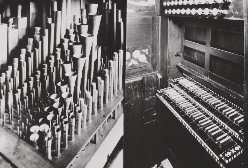 Prentbriefkaart met orgelklavier en orgelpijpen van de Grote Kerk van Schermerhorn 1965.