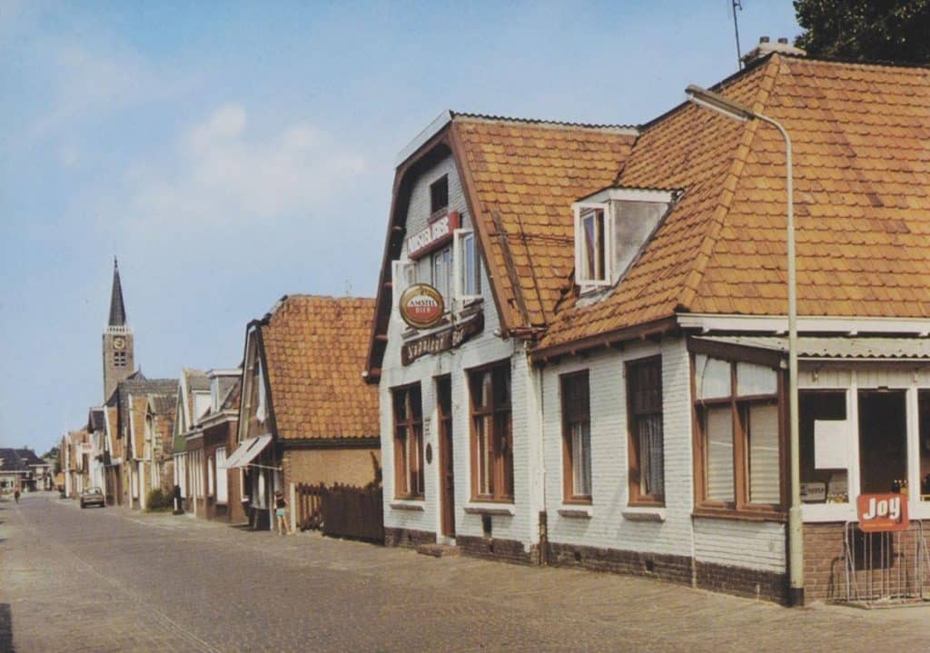 Prentbriefkaart van de Grote Kerk van Schermerhorn met rechts café Napoleon Bar. Foto JosPe. Circa 1975.