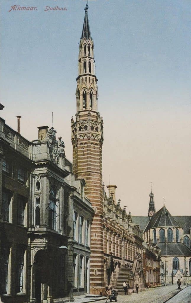Prentbriefkaart van het Moriaanshoofd In de straat ligt de rails van de paardentram. Circa 1911.