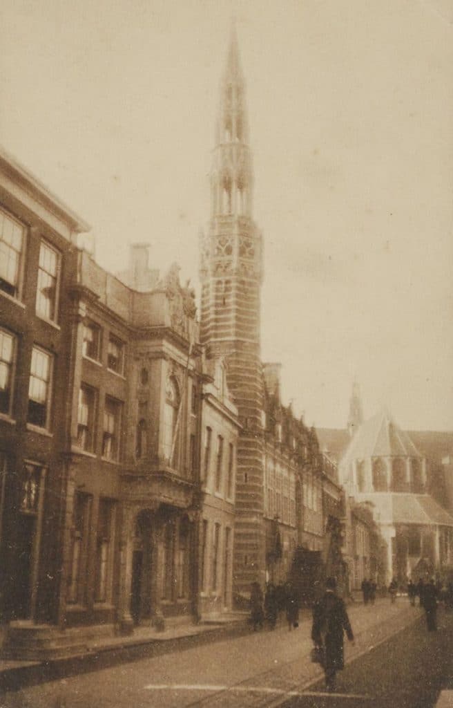 Prentbriefkaart van het Moriaanshoofd In de straat ligt de rails van de paardentram. Circa 1918.