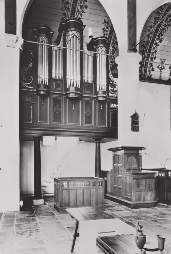 Prentbriefkaart van het interieur met orgel na restauratie de Grote Kerk van Schermerhorn. Circa 1977. Het orgel uit de 18e eeuw toegeschreven aan Jacob Courtain.