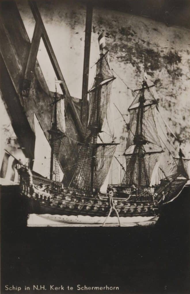Prentbriefkaart van interieur met scheepsmodel in de Grote Kerk van Schermerhorn. Circa 1955.