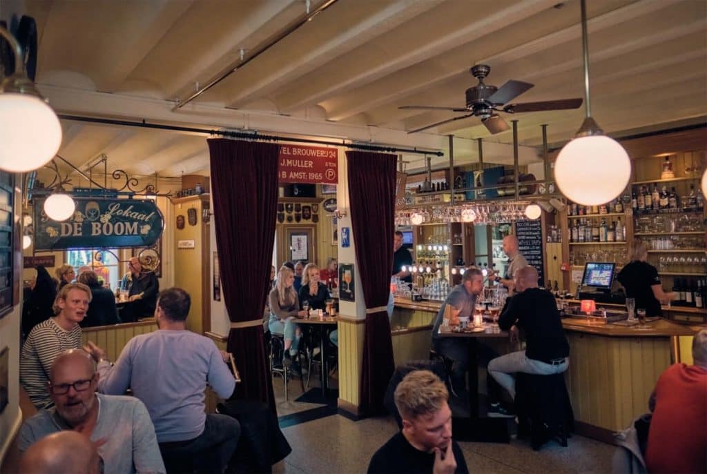 Het interieur van Proeflokaal De Boom met gasten. Foto website proeflokaaldeboom.nl