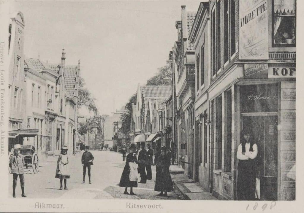 Ritsevoort 56 met Antiquariaat De Alkenaer in 1899.