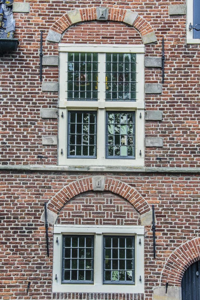Vensters van het Raadhuis Grootschermer. Onder de bogen zit metselwerk in verschillende motieven.