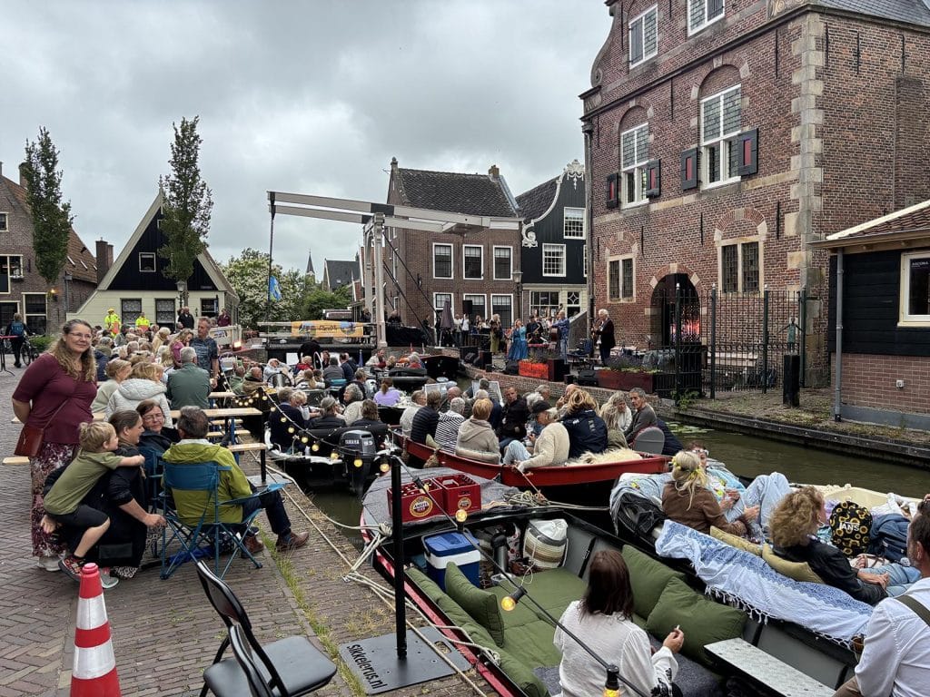 Raadhuis de Rijp tijdens het dorpsgracht concert in juli 2025. Foto Jaap Klaver