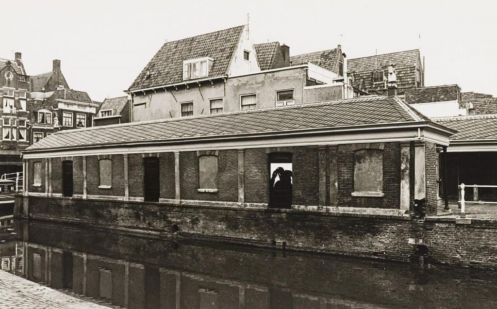 Renovatie werkzaamheden aan de Visbanken. 1973 Foto J Elsinga.