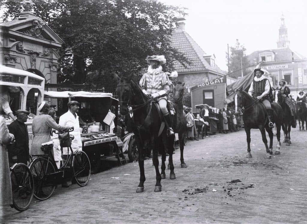 Ruiters te paard voor het Hof van Sonoy. Acht Oktober feest. Circa 1933.