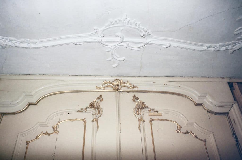 Situatie voor de restauratie van 1978-1979. Interieur van de Van Foreestkamer van het Moriaanshoofd. Foto J. Elsinga 1978.
