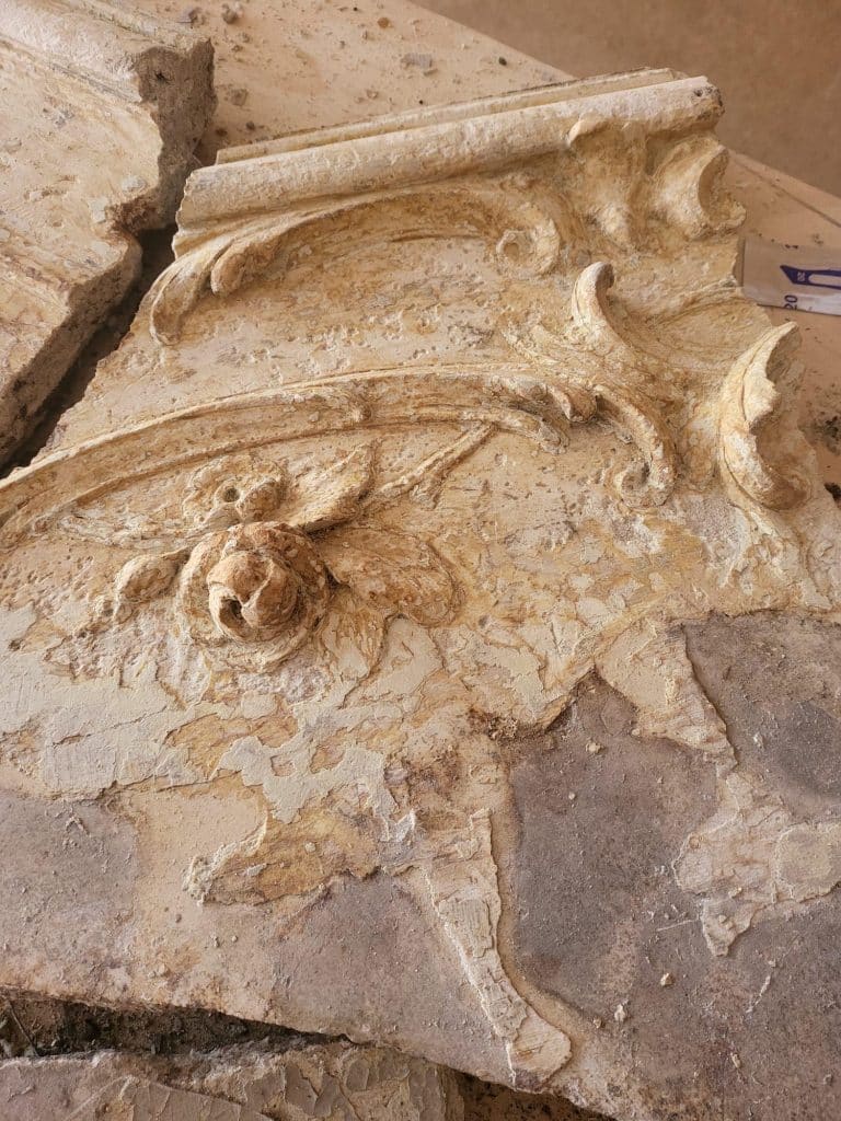 Een overgebleven origineel plafond ornament van het Smalste Huisje.