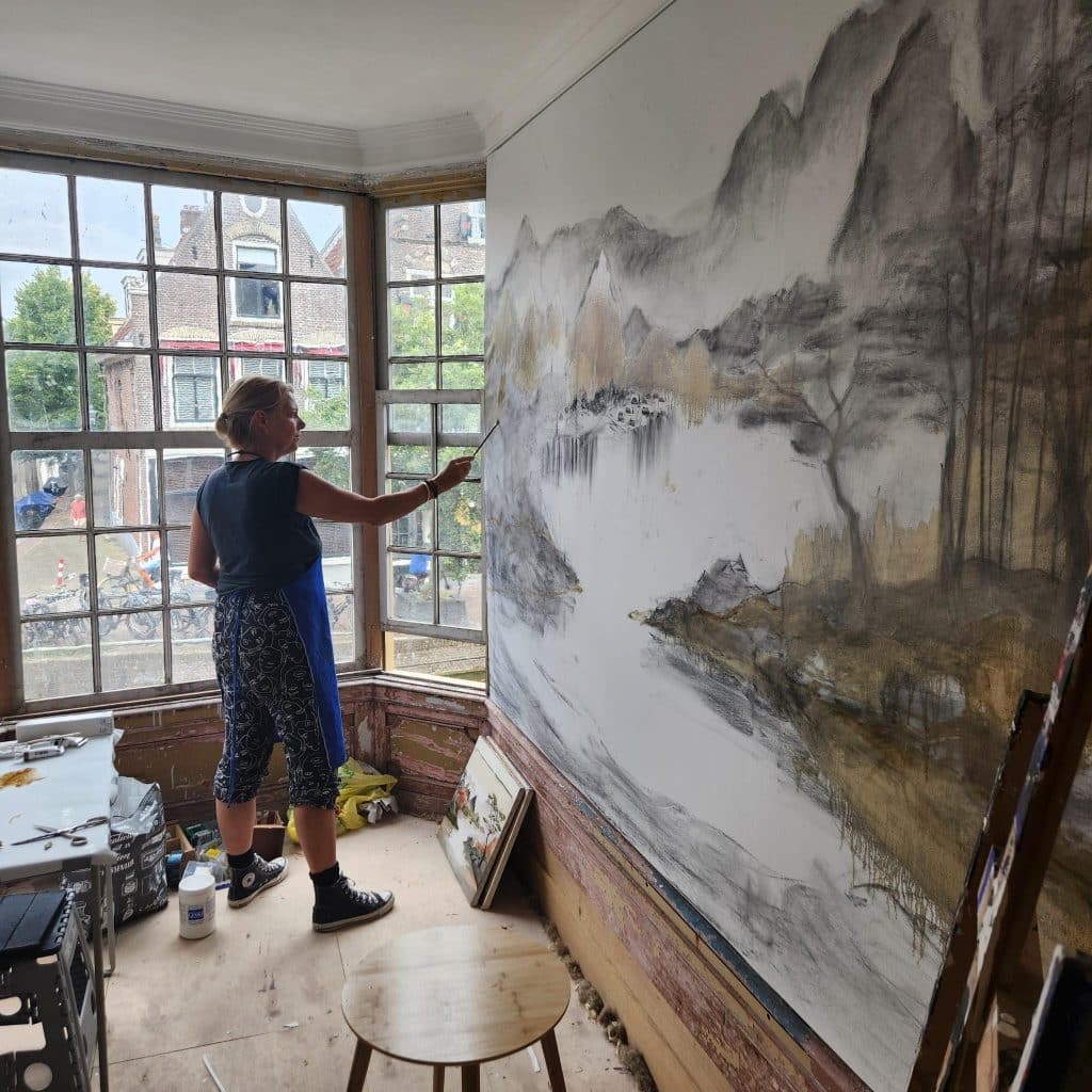 De muren in de erkerkamer zijn bespannen met canvas in het Smalste Huisje aan het Luttik Oudorp. Deze worden beschilderd met een Venetiaans tafereel links en een berglandschap met bomen rechts. 2025.