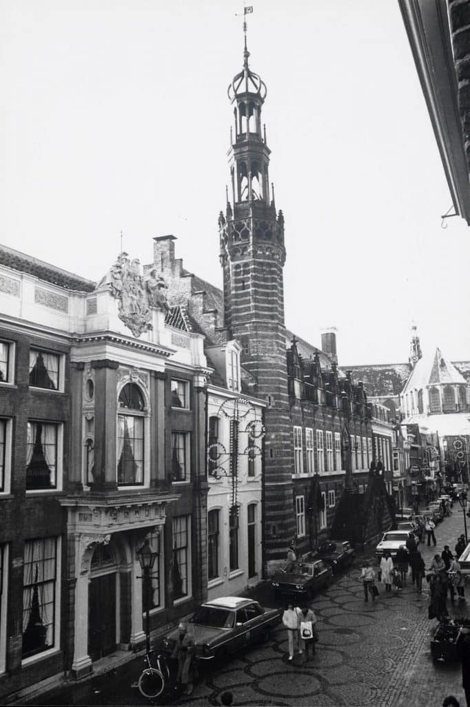 Stadhuis en Moriaanshoofd. Geparkeerde autos op straat. Foto Berend Ulrich 1983.