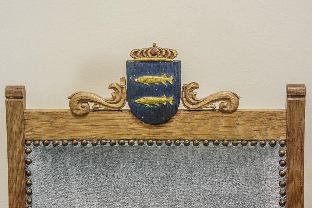 Op de burgemeestersstoel staan twee dikke snoeken, die stonden in het oude wapen van Grootschermer.