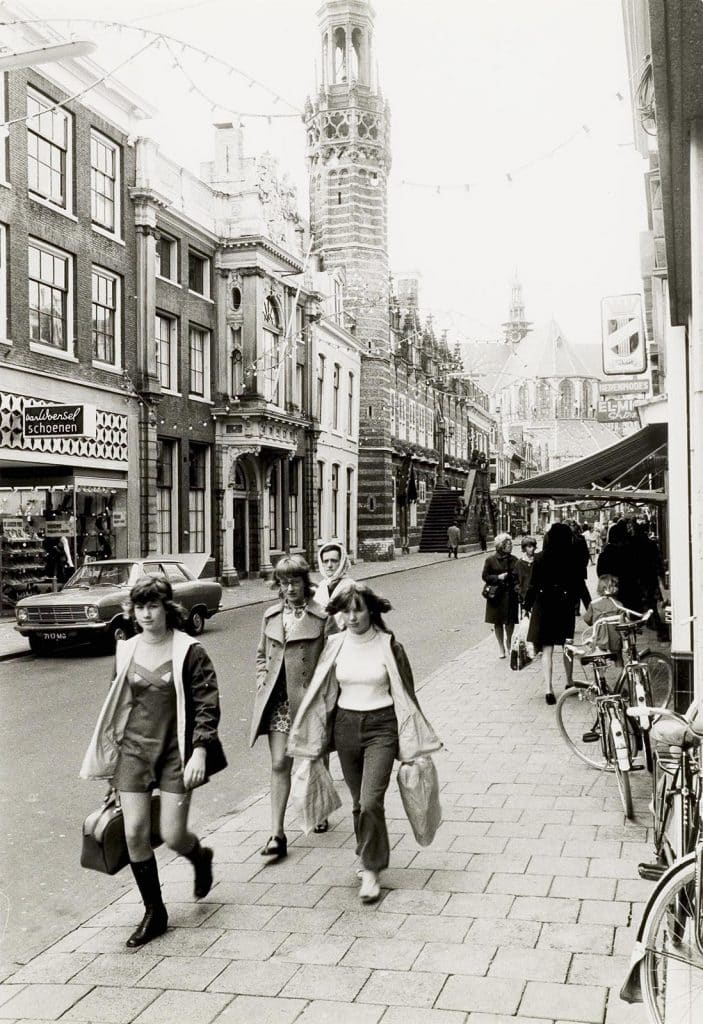 Straatbeeld van de langestraat in 1971 met het stadhuis en het Moriaanshoofd. Foto Provinciale Planologische Dienst van Noord Holland.