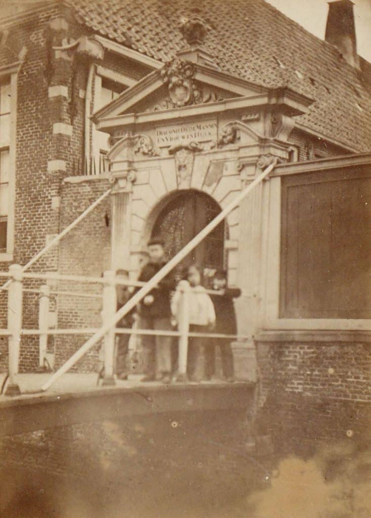 Deze foto uit 1860 is één van de oudste foto’s van Alkmaar. De camera was net ontdekt. De brug gaat over de Nieuwesloot die twee jaar later gedempt is. Vandaar: Gedempte Nieuwesloot.