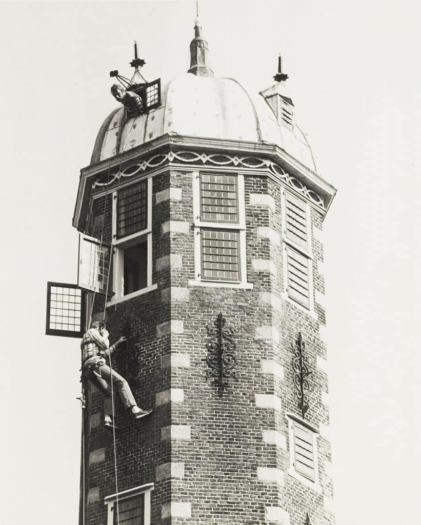 Toren van het Hof van Sonoy met daarop medewerkers van Monumentenzorg in 1983. Voor een bouwkundige inspectie van de toren.
