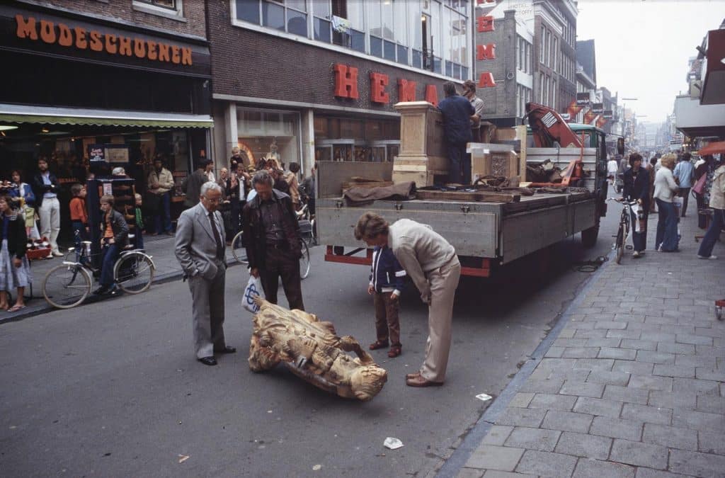 Transport van ornamenten van de attiek van het Moriaanshoofd voor restauratie. Foto J. Elsinga 1979.