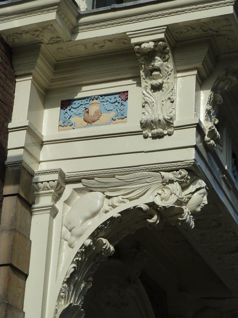 Uitbundig versierde entree van het Moriaanshoofd.