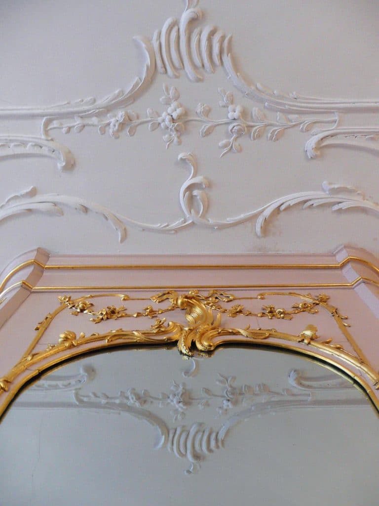 Vaste schouwspiegel met omlijsting en stucplafond in de van Foreestkamer van het Moriaanshoofd.