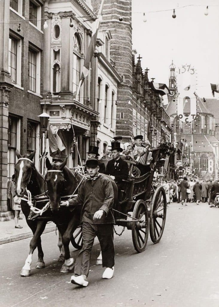 Versierde boerenwagen in de Langestraat ter hoogte van het Moriaanshoofd. Foto Cees Noort Fotografie 1961.