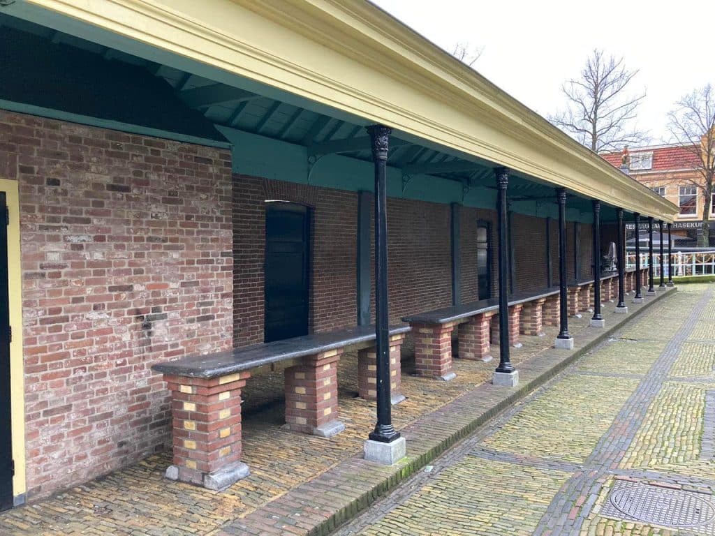 s Visbanken Alkmaar met de overkapping weer geschilderd in de oorspronkelijke kleur. Foto Dorien Pronk