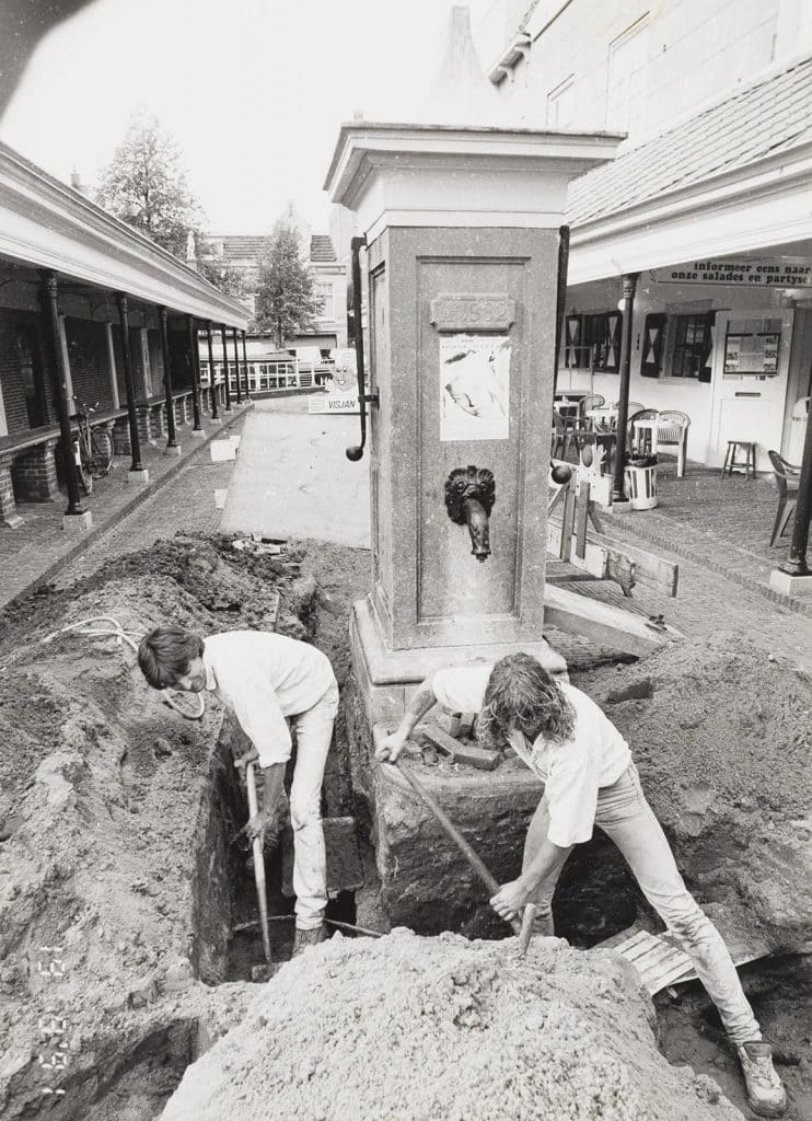 Herstelwerkzaamheden aan de waterpomp bij de Visbanken door loodgietersbedrijf Kush. 1991 Foto J. Elsinga.