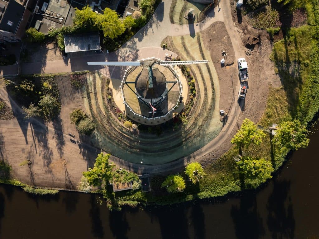 Bovenaanzicht van de werkzaamheden van de tuin en het Bolwerk rond de Molen van Piet. Het is nu nog wat kaal maar volgend jaar zal het er heel groen uitzien. Foto Erik Boschman 2025.