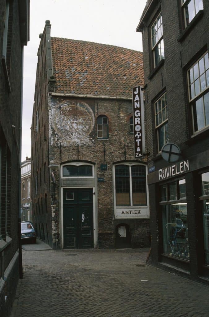 Zicht naar Houttil 1 met pakhuis De Boom. Foto J. Elsinga 1982.