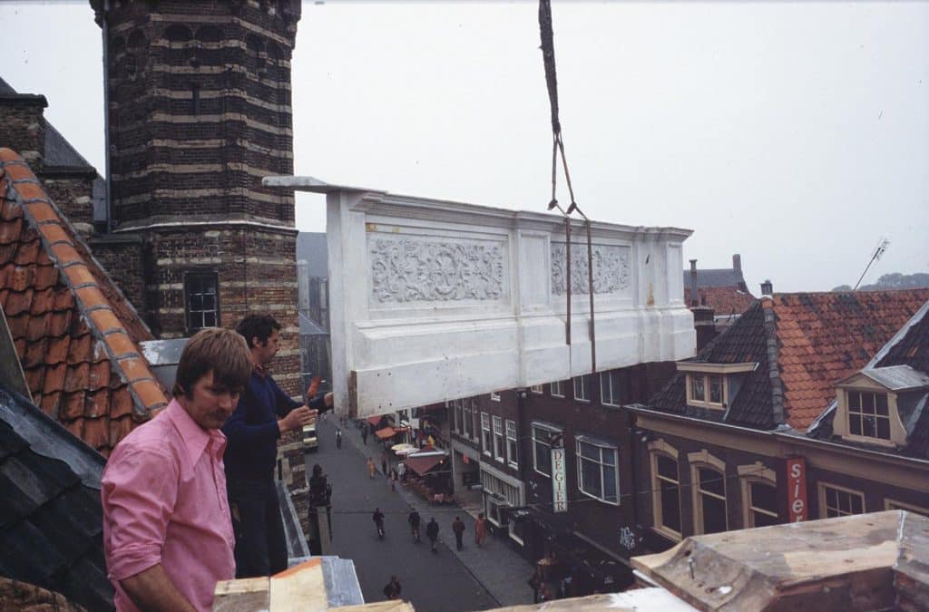 Zicht naar het westen tijdens het attiek transport van het Moriaanshoofd. Foto J. Elsinga 1979.
