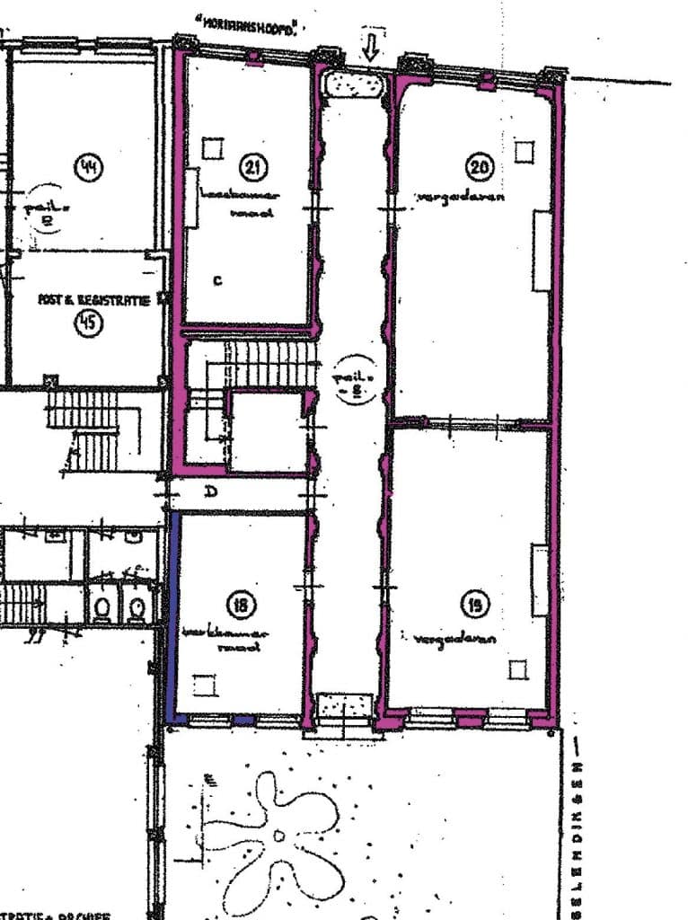 Het achterste deel (in paars aangegeven)
ligt niet helemaal in lijn met de bebouwing
voor op het perceel. Zou dit een
aanwijzing zijn voor een achterhuis?
Plattegrond begane grond bewerkt door
Rob de Vries.