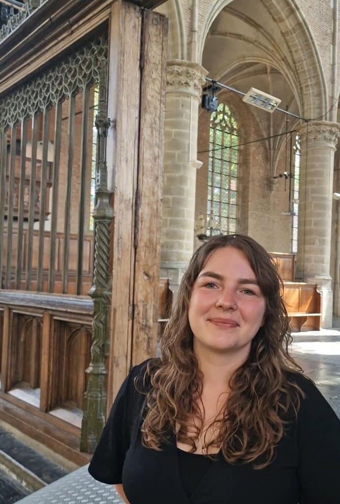 Rosanne voor het koorhek van de Grote Kerk Alkmaar.