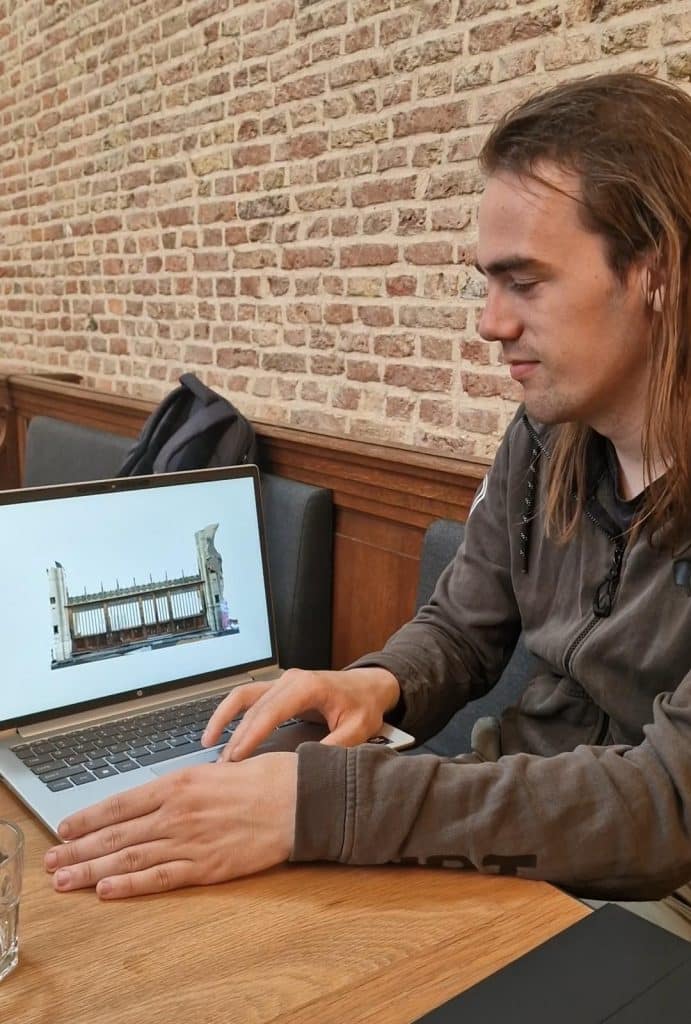 Ruben toont het 3D model van het koorhek van de Grote Kerk Alkmaar. Hij maakte een 3D model.