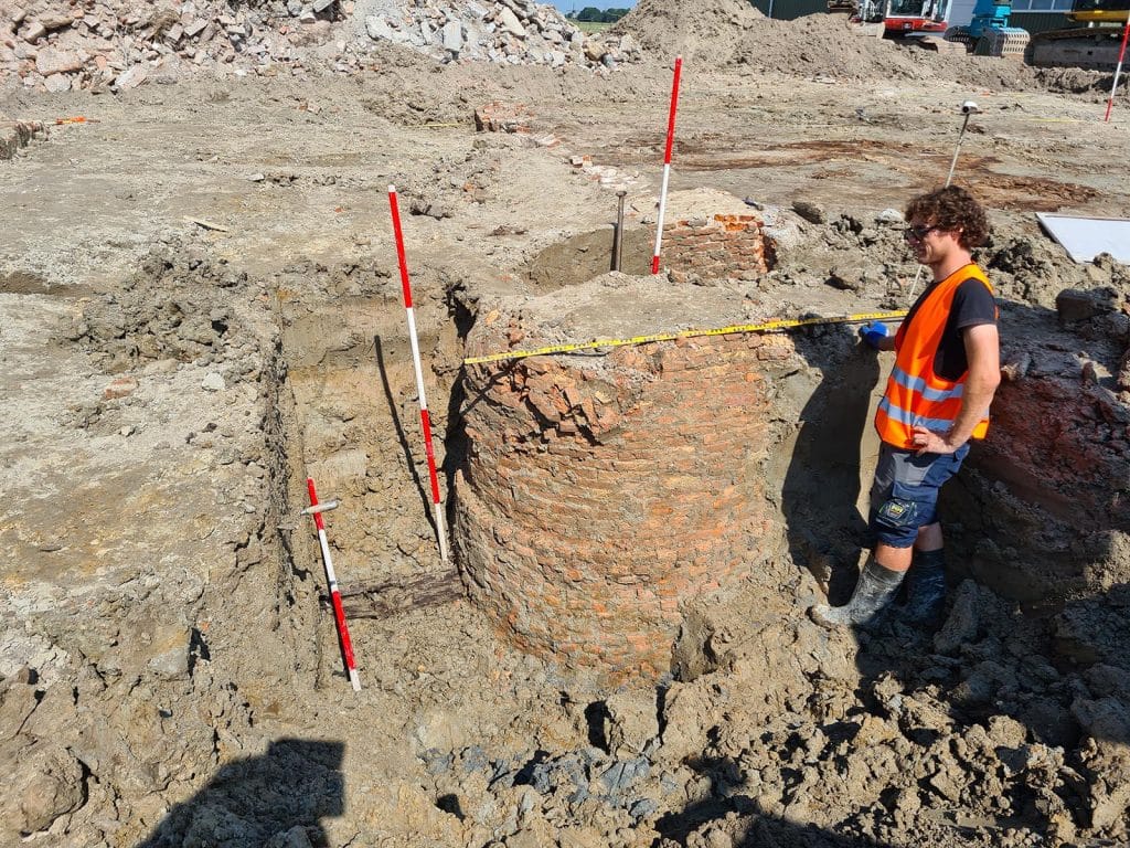 De waterput vanuit het zuiden gezien, linksonder de houten leidingbuis.