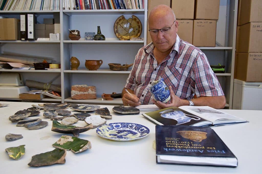 Rob Roedema bezig met het analyseren van vondsten in het Archeologisch Centrum. Foto: Rob Verhagen, juli 2025.