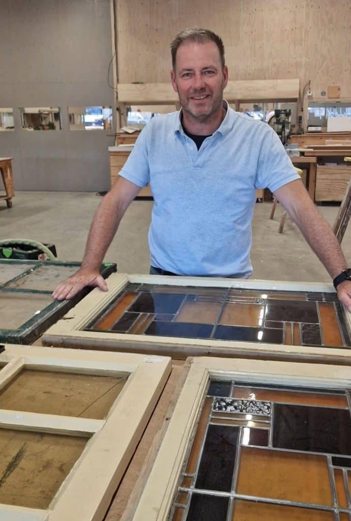 Glenn Pronk in de werkplaats met enkele
oude ramen die hij gaat isoleren als voorbeeld.
Te zien op Open Monumentendag in de Grote Kerk.