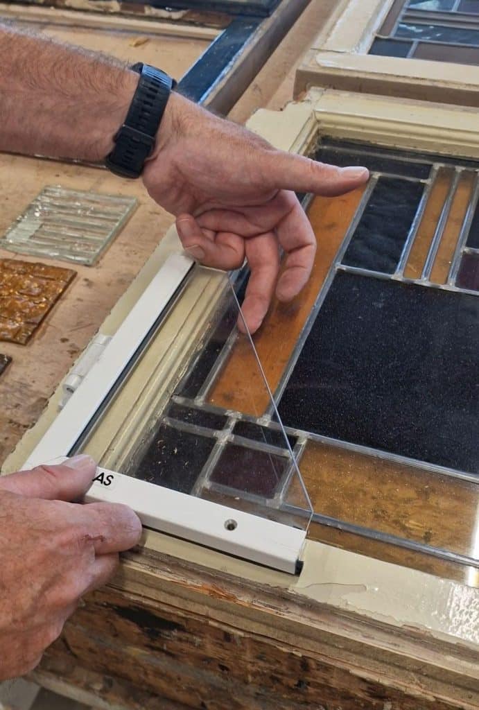 Glas-in-lood kun je isoleren met bijvoorbeeld
een achterzetraam