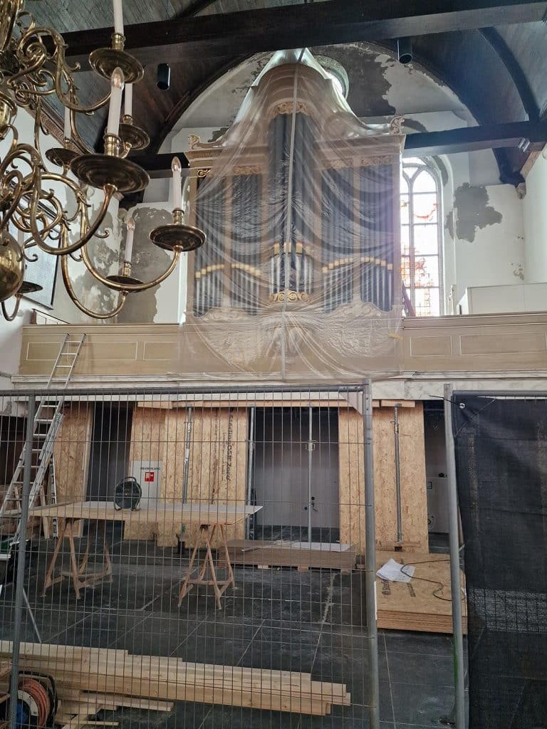 Het orgel is tijdens de restauratie
(stofvrij) ingepakt in plastic.