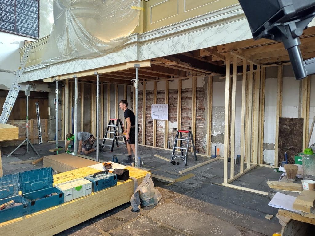 In de achterwand komt de toegang tot de vernieuwde keuken en toiletten.