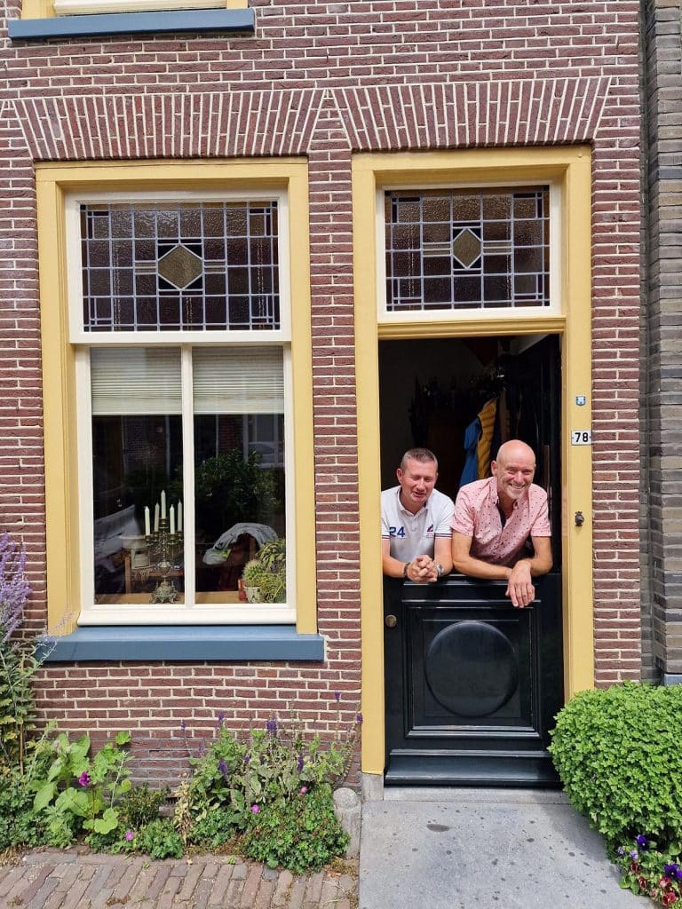 Koningsweg 78 Wesley en Marcel in de deuropening