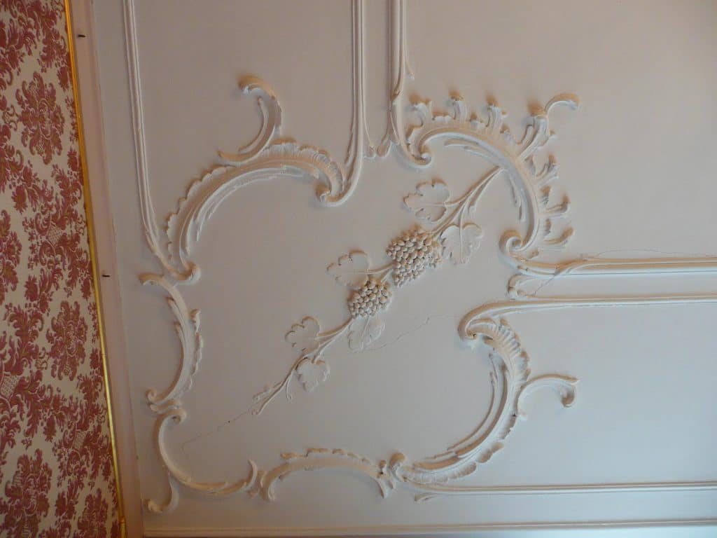 Stucplafond in de van Teijlingenkamer. De
druiven symboliseren de herfst.
