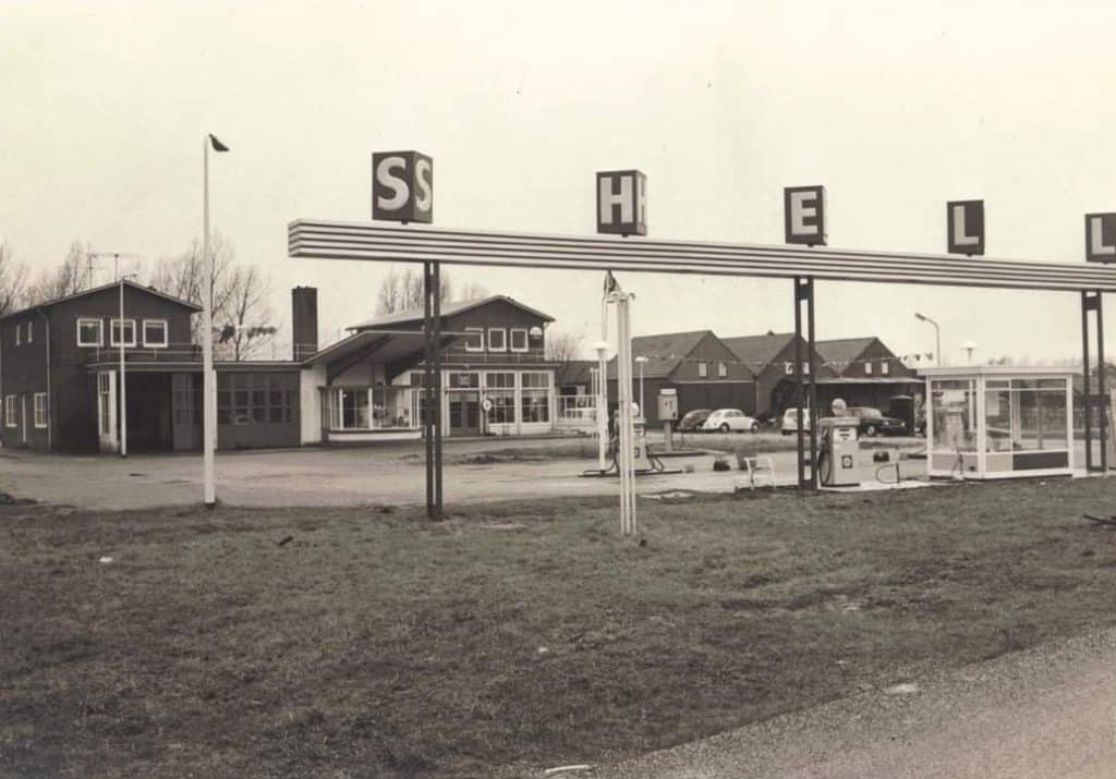 Benzinepomp aan De Omval 1967. Bron buurtbewoner.