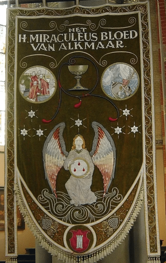 Vaandel van het Bloedmirakel van Alkmaar in de Sint Laurentiuskerk.