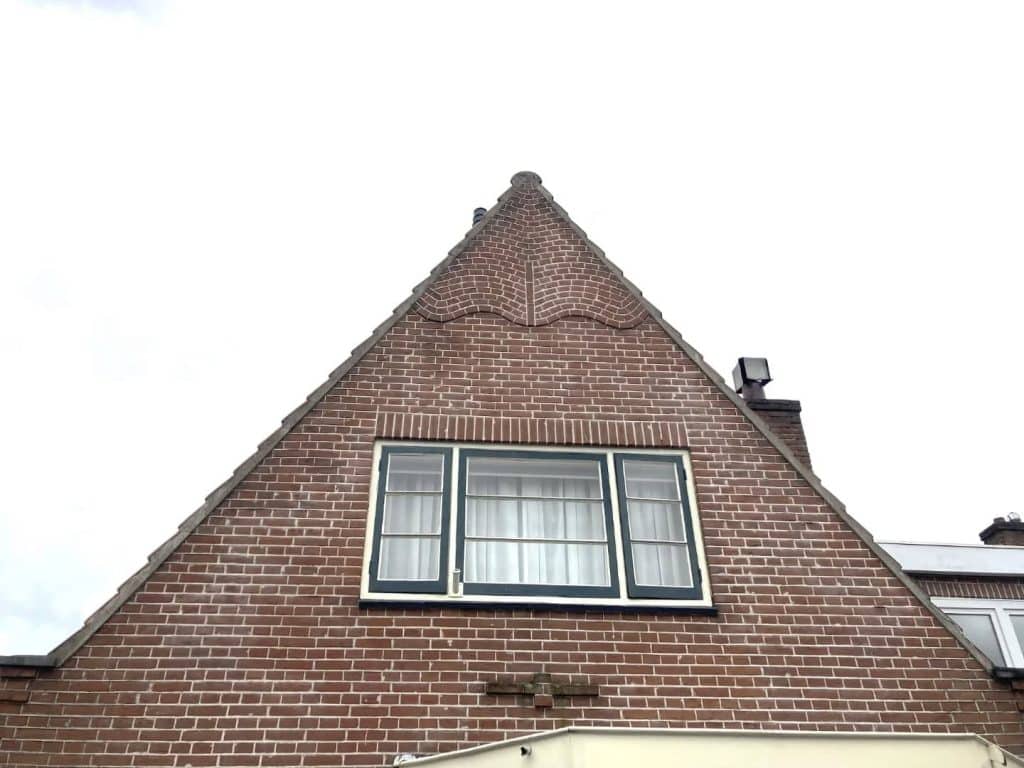 Golvend metselwerk aan de Burgemeester G Bosstraat 57 in Alkmaar